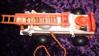 VIINTAGE 1969 FISHER PRICE FIRE Fighter ENGINE 720 WOOD FIREMAN Little 
