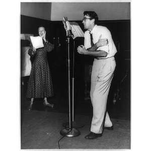   Poker,Gregory Peck,microphone,Kay Brinker,radio,1949