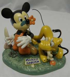 ENESCO Mickey & Friend Mickey Mouse Gardening 4004039  