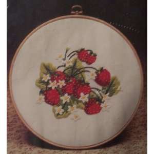  Strawberry Patch 8 (with hoop) Crewl Craft Kit Arts 