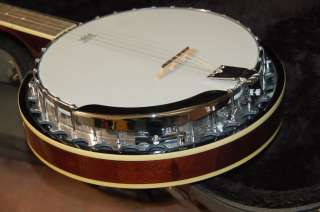 Savannah Remo five string banjo with carrying HARD SHELL CASE MINT 