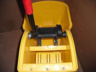 RUBBERMAID MOP BUCKET 6 UNGER 18IN WINDOW SCRUBBER  