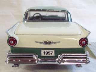   MINT 1957 FORD FAIRLANE SKYLINER HARDTOP CONV 1/24 DIECAST MODEL CAR