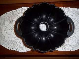 Very Nice Unmarked CAST IRON BUNDT CAKE PAN: Excellent Collectible 